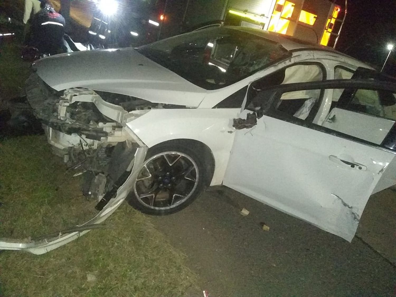 Fuerte accidente sobre la Ruta Nacional 19 en una rotonda: los ocupantes sufrieron heridas