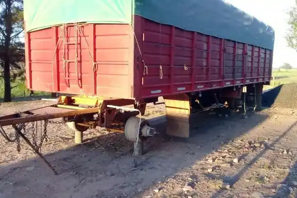 Pérdidas millonarias en la región: le robaron todas las ruedas del acoplado de su camión