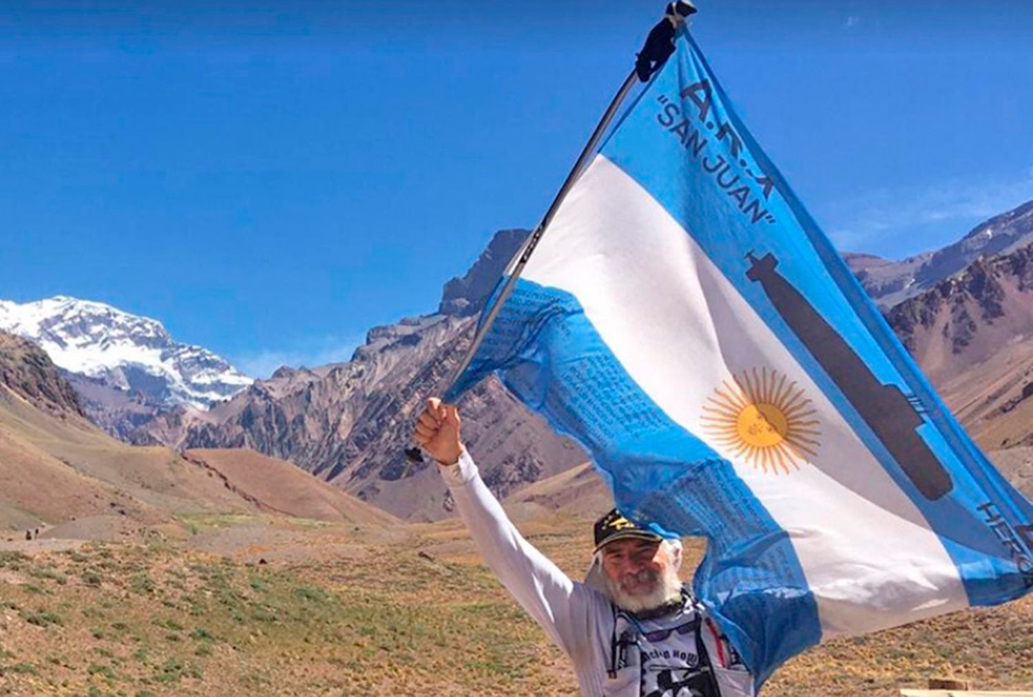 Subió a la cima del Aconcagua para homenajear a los 44 tripulantes del Ara San Juan