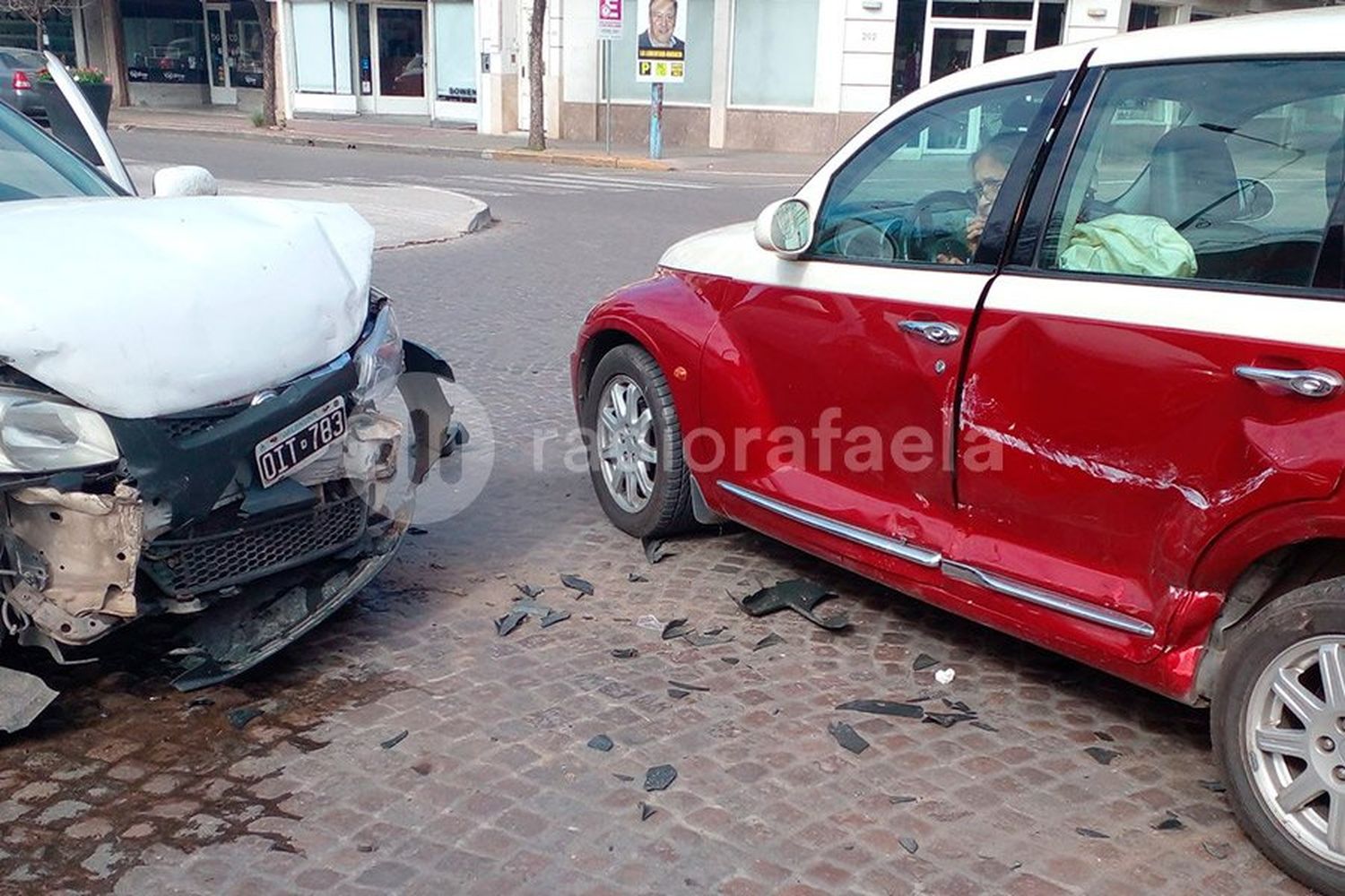 Fuerte choque entre dos autos en pleno microcentro de Rafaela