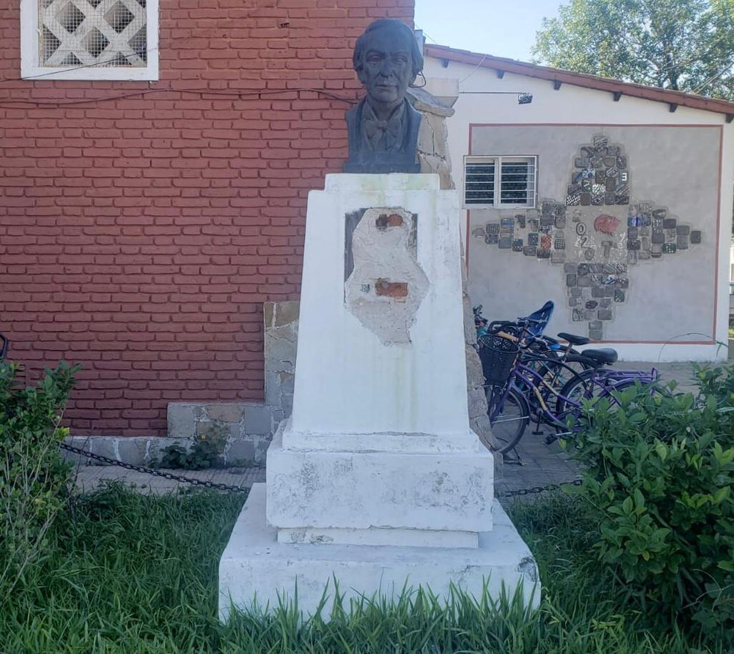 Robaron una placa de bronce de una escuela de Reconquista