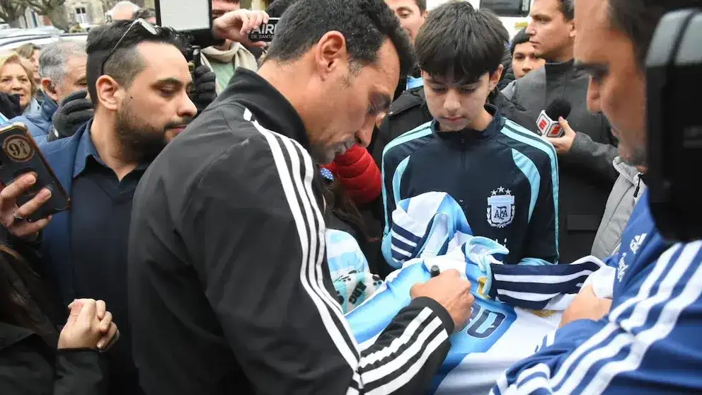 Lionel Scaloni volvió a Pujato y fue recibido por una multitud: “Perdimos porque...”