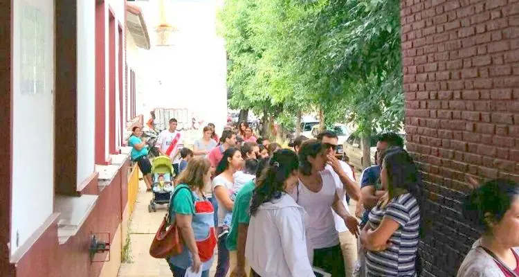 Escuela 6: Quejas de padres por la inscripción para primer grado