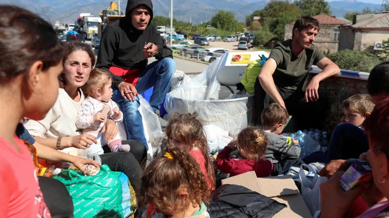 Miles huyen de Nogorno Karabaj tras la caída de las fuerzas separatistas