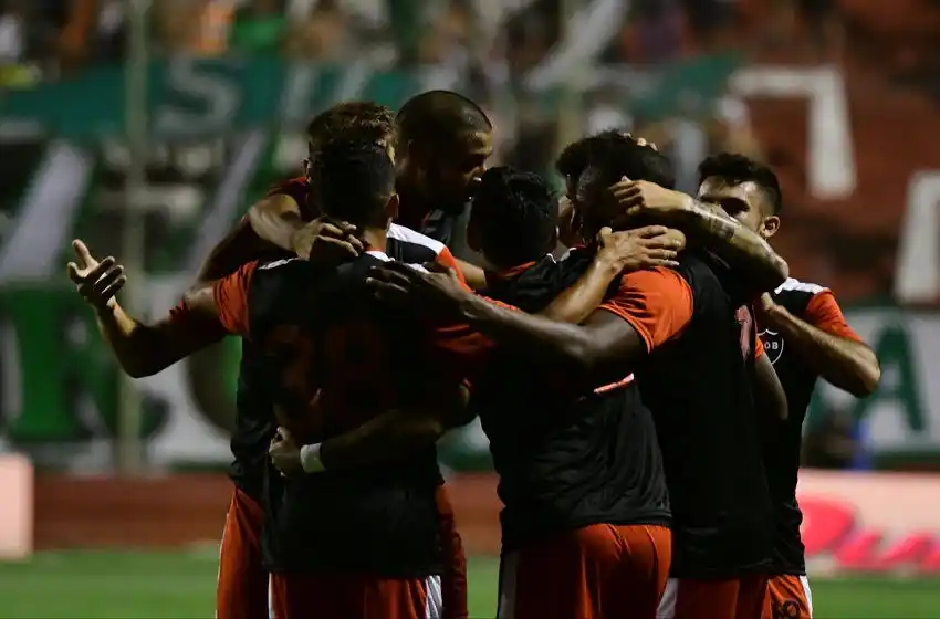 En los penales, la copa veraniega fue rojinegra