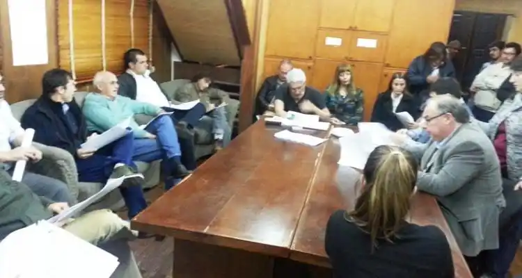 Breve sesión del Concejo Deliberante en la sala de reuniones