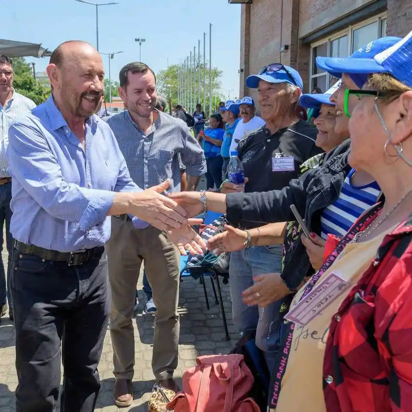 Insfrán acompañó a los más de 700 adultos que 
participaron en los Juegos de la tercera edad