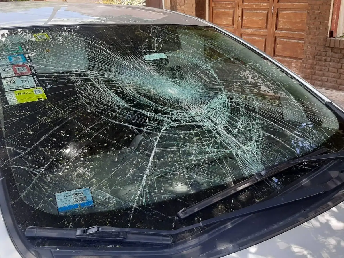 Un joven rompió el parabrisas de un auto de una patada.