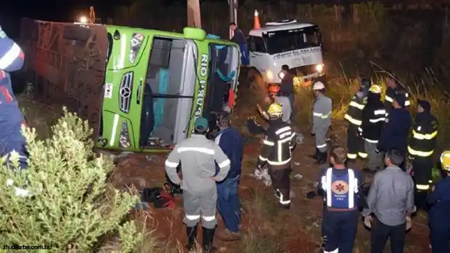 Tres muertos al volcar un micro con estudiantes argentinos en Brasil