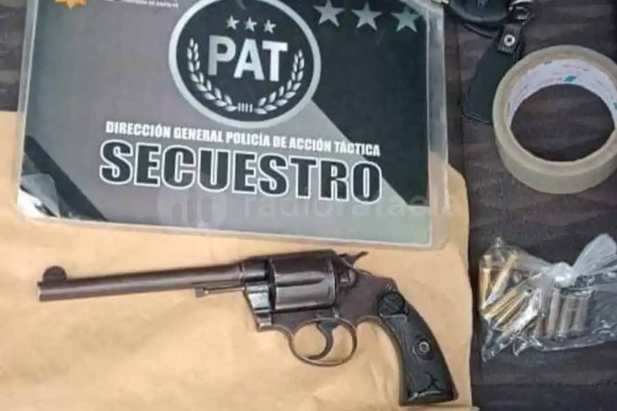 Llevaba un revólver calibre 38 cargado y varias municiones: quedó detenido