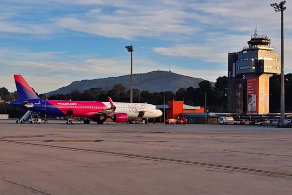 El aeropuerto de Santander recupera vuelos a Bucarest, Alicante y Granada