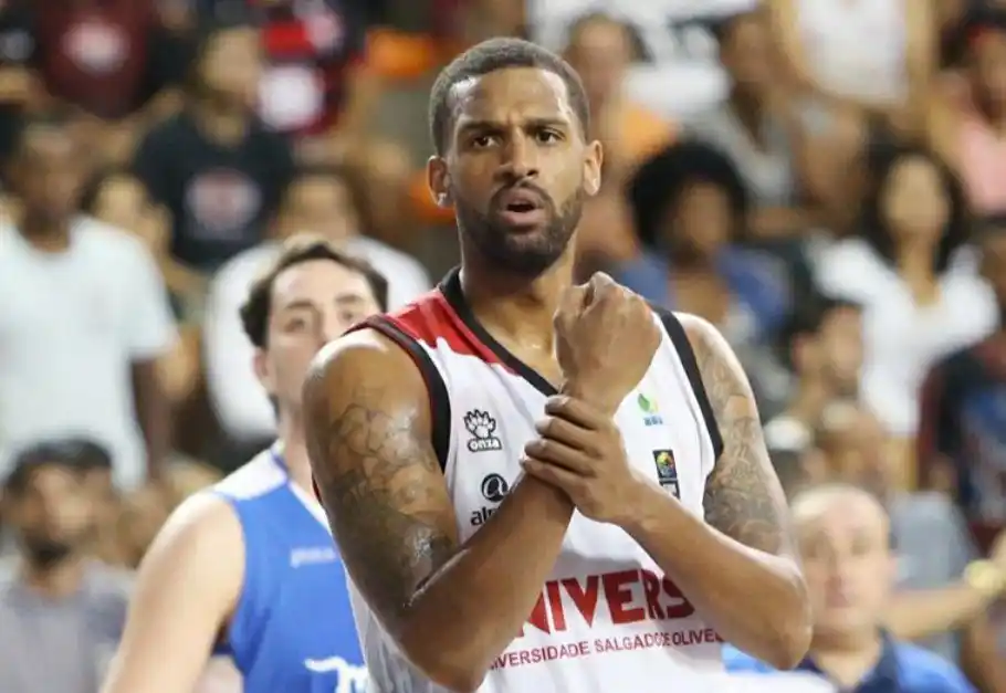 Matthew Shaw reemplaza a Johnson en Peñarol