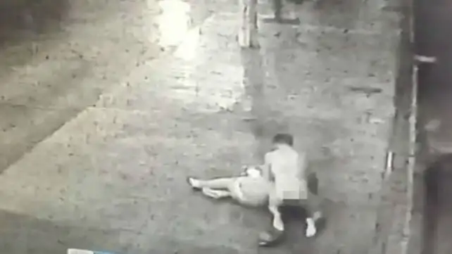 Un hombre desnudo atacó a golpes a una mujer