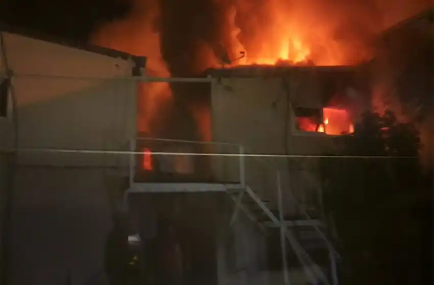 Tras una fuerte explosión, ardió un condominio de viviendas en Funes