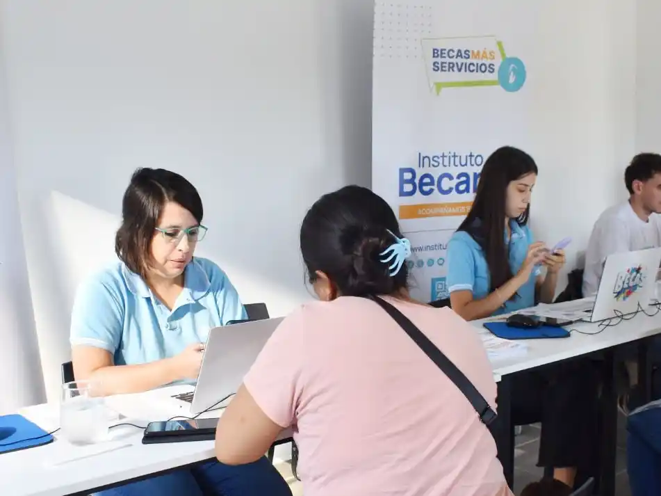 Continúa abierta la inscripción para becas en escuelas secundarias 2025