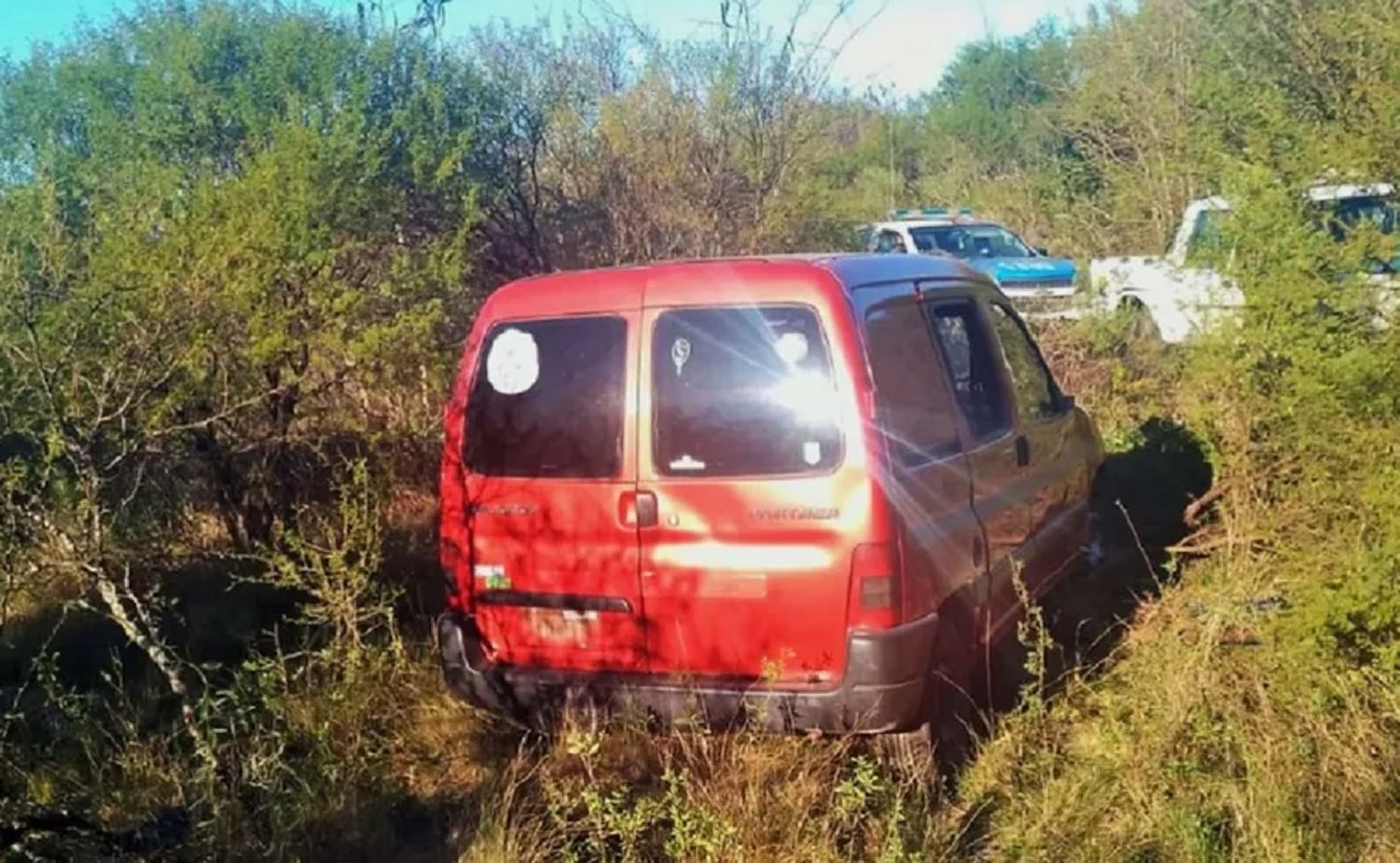 Robaron un utilitario a dos cuadras de Jefatura: lo encontraron cerca del Arroyo Gualeyán