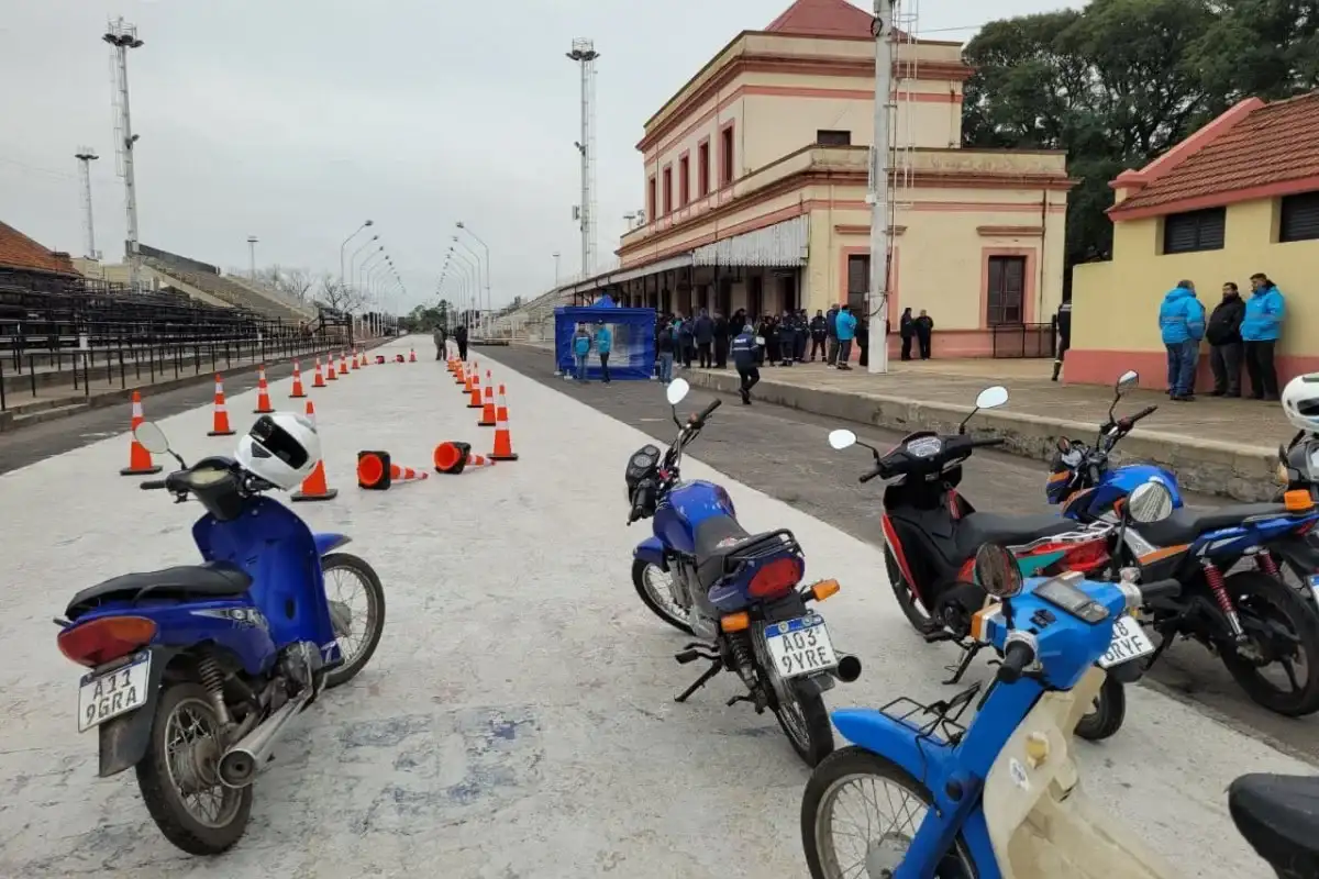 Agentes de Tránsito de varios departamentos participan de una capacitación sobre conducción de motos en el Corsódromo