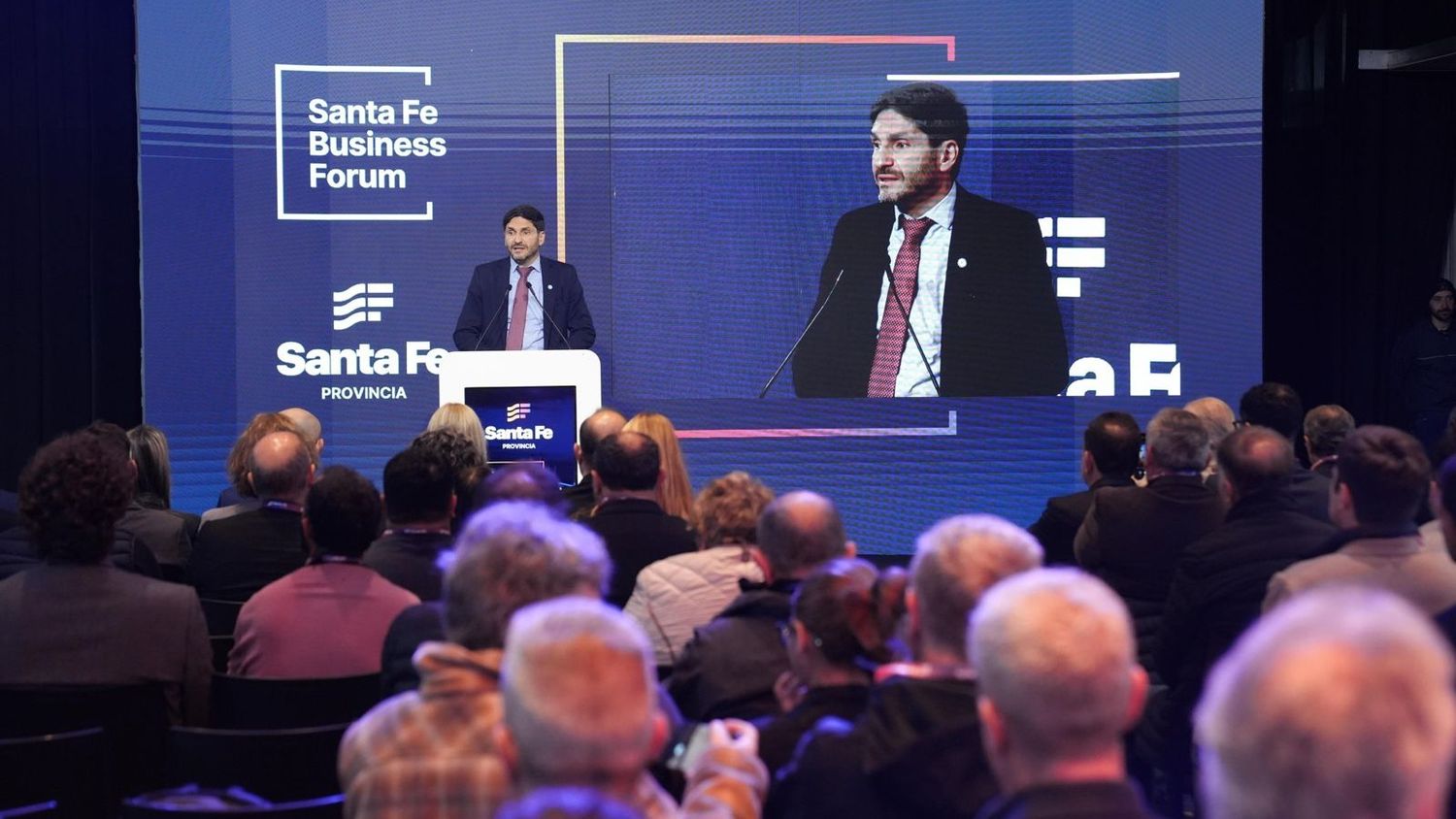 El gobernador Maximiliano Pullaro durante la apertura del Foro de Inversiones 2025 en La Fluvial de Rosario.