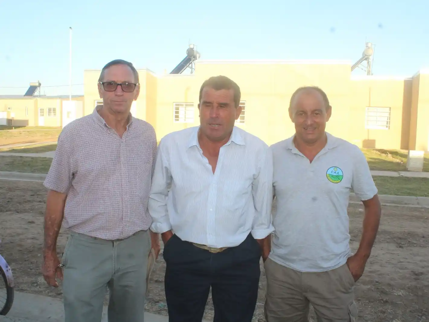 Comunas y Juntas acompañaron la entrega de las cien viviendas y plantearon demandas clave al Gobernador