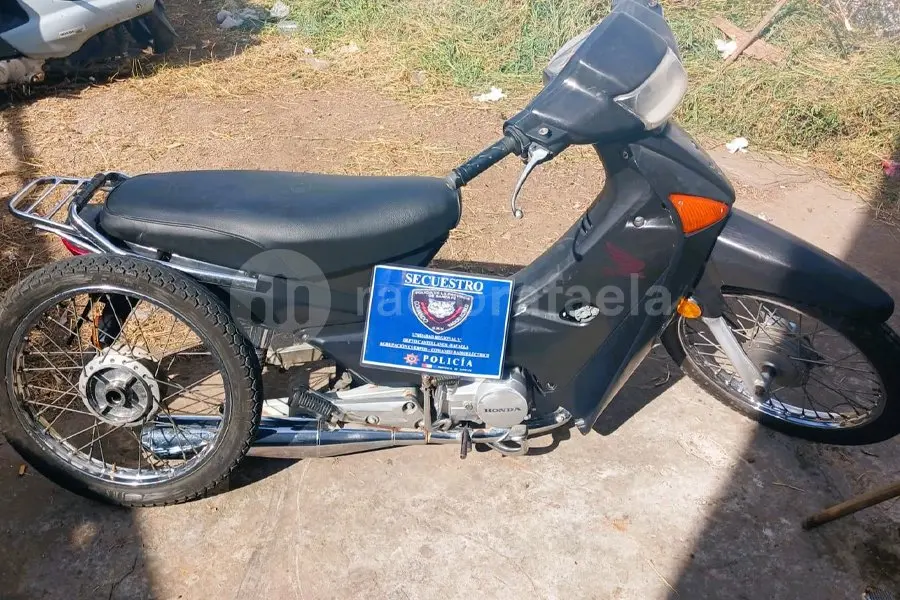 En el medio de un parque, encontraron una moto que estaba siendo buscada