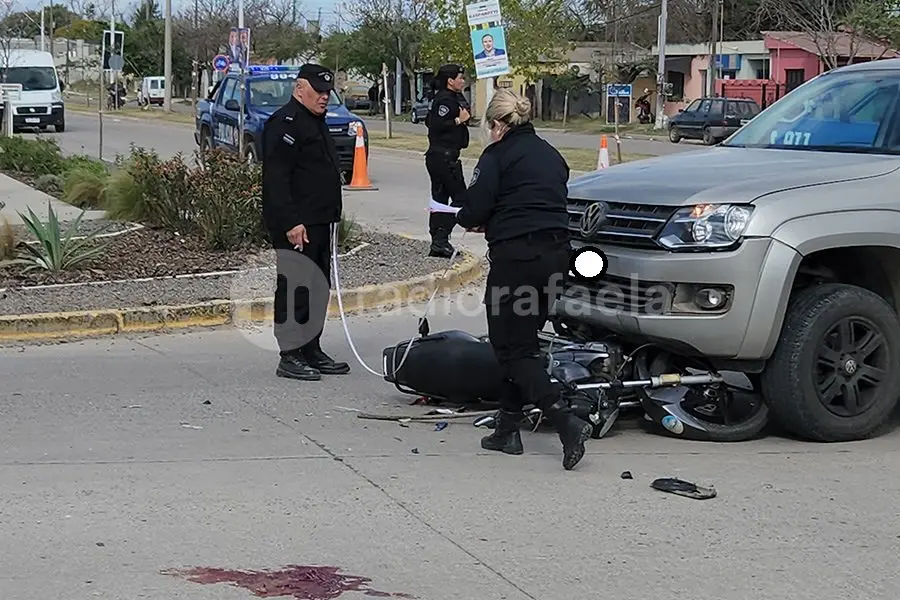 Iban de a tres en una moto y sufrieron un fuerte accidente: terminaron en el Hospital de Rafaela