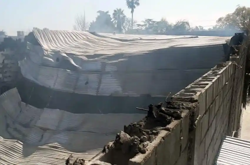 Voraz incendio en industria de telgopor: dos heridos y peligro de derrumbe