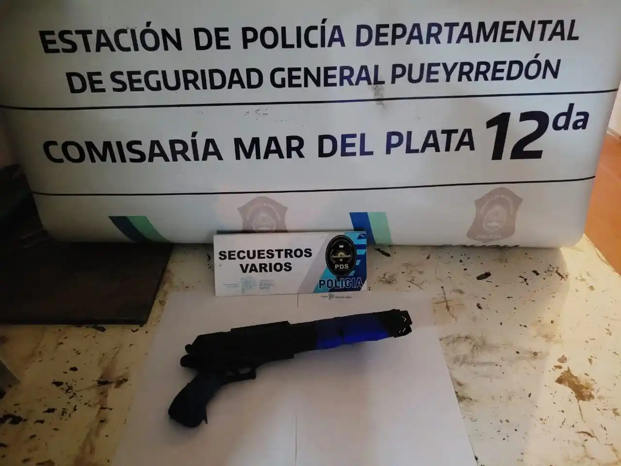 Dos hombres que circulaban en el vehículo fueron detenidos junto con el denunciante que confesó el delito.