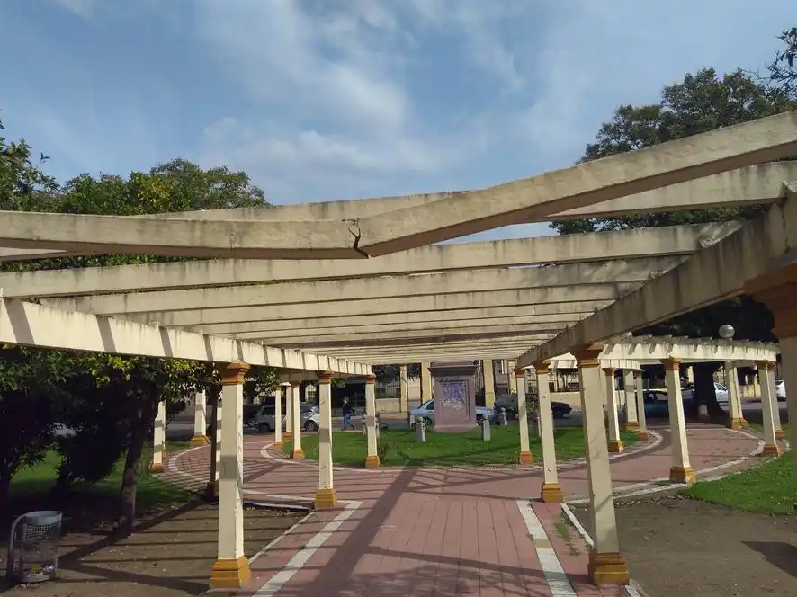 El estado de la pérgola de la Plaza de Uriburu y Paz