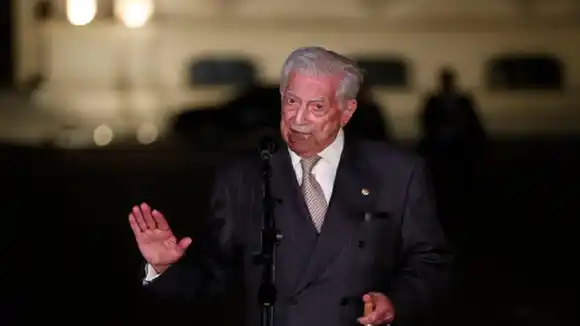 OTRA VEZ POR COVID: Mario Vargas Llosa está hospitalizado en Madrid