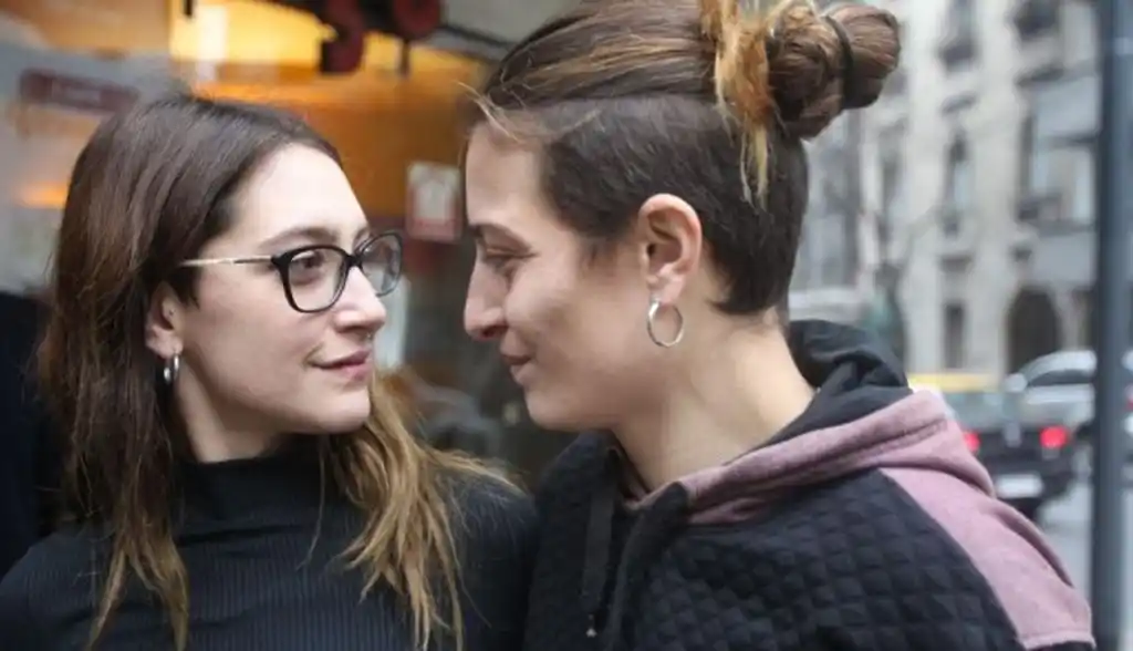 ¿Un año presa por besarse?