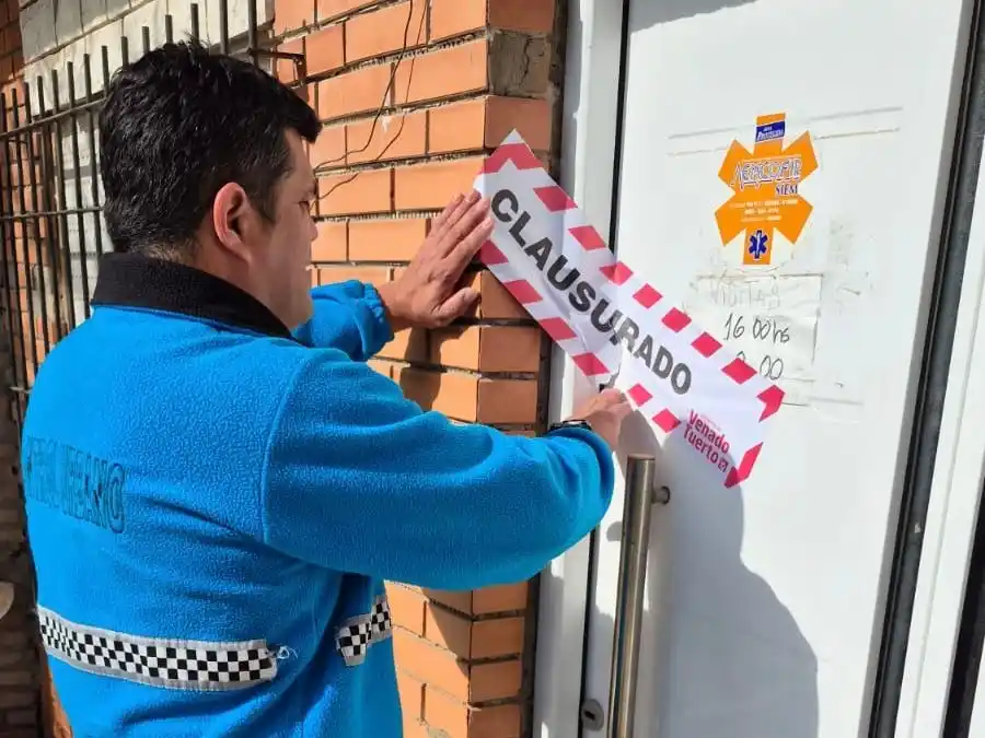 Personal municipal procede a la clausura.