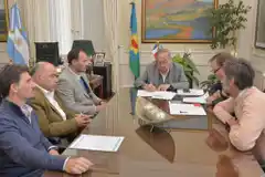 Firmaron el contrato para la segunda etapa de construcción de viviendas en el barrio Arco Iris