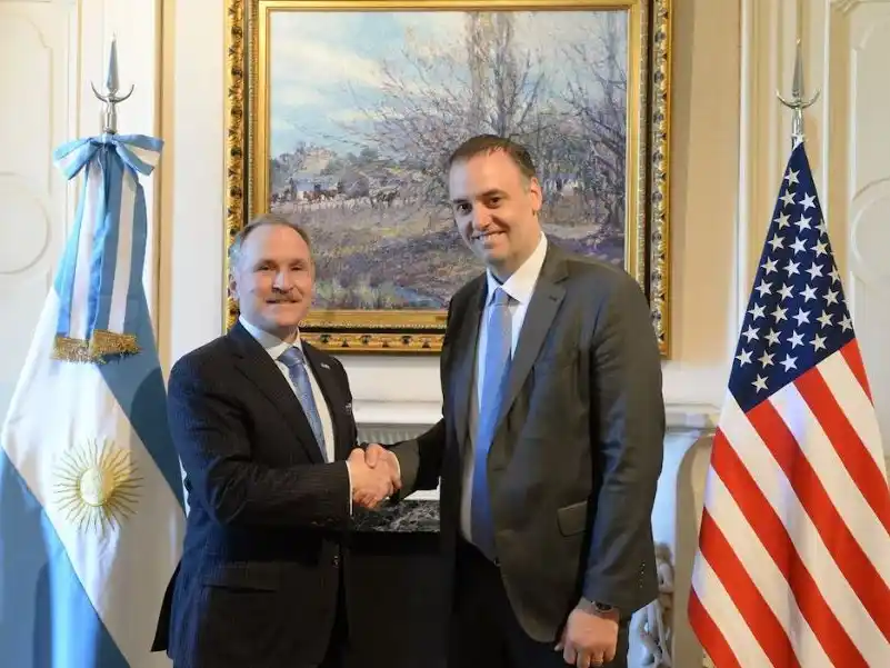 Manuel Adorni recibió a Peter Lamelas a la espera de los detalles del anuncio comercial con los Estados Unidos