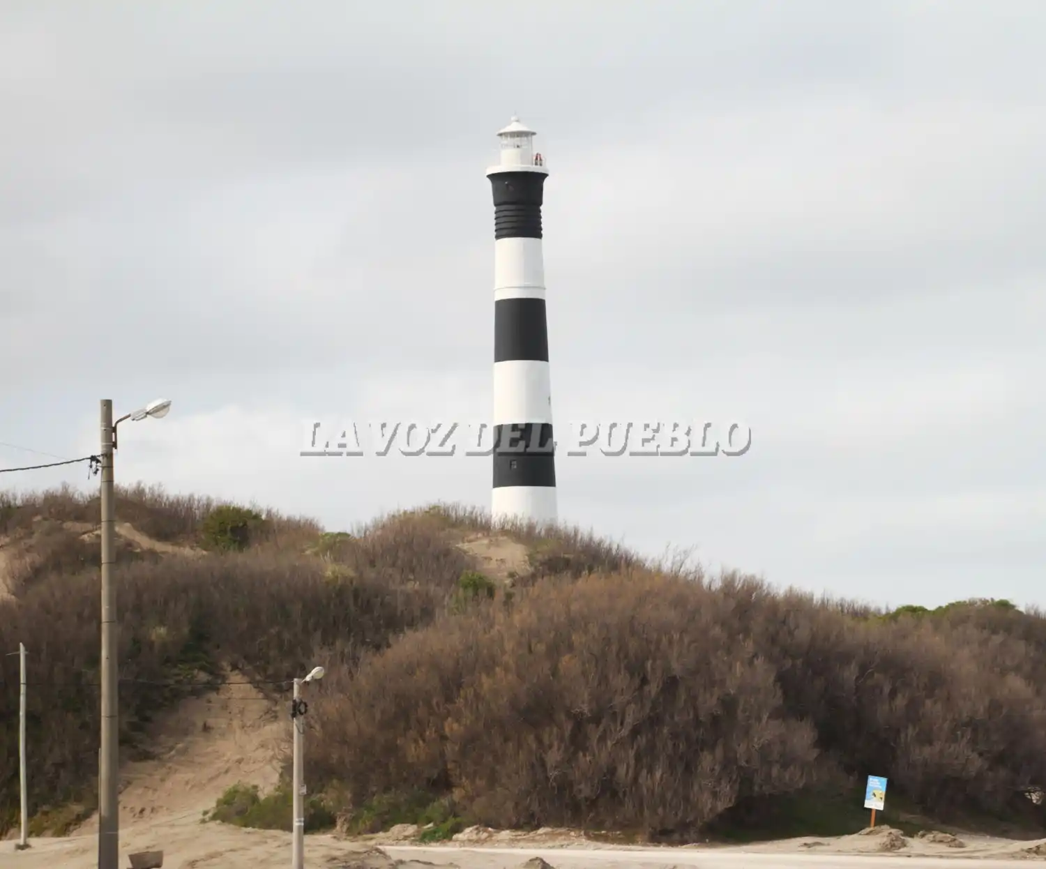 Trabajan para restablecer el servicio del faro tras una descarga atmosférica