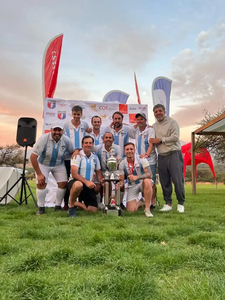 El seleccionado argentino, en Chile. Arriba: Laitou, Popovich, Mentasti, Marcos Ghezzi y Vázquez. Abajo: Sandoval, Roberto Ghezzi, Perrone y Macsad.