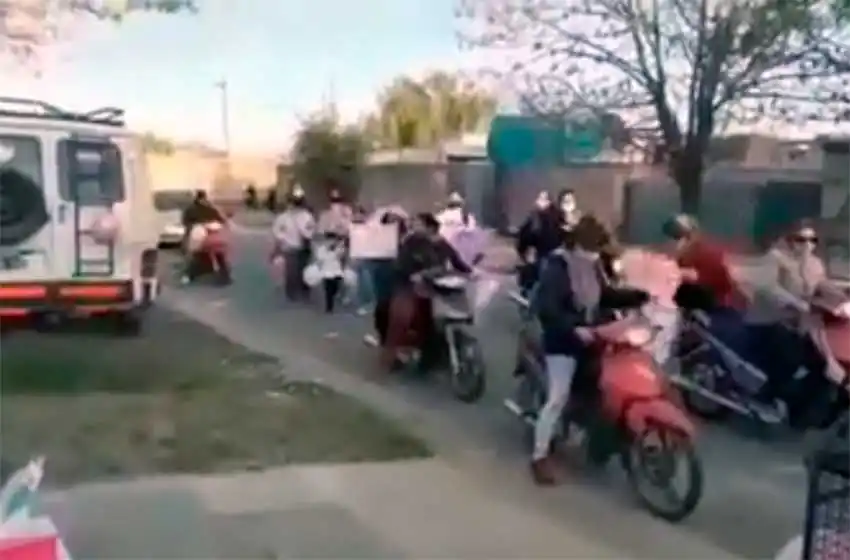 Video: el “baby shower” de Renata en la vereda, con bocinazos y barbijos