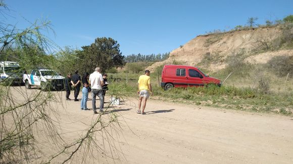Asalto de encapuchados en Bottaro y Fray Cayetano Rodríguez: encontraron camioneta robada en Juan Ismael Giménez al fondo
