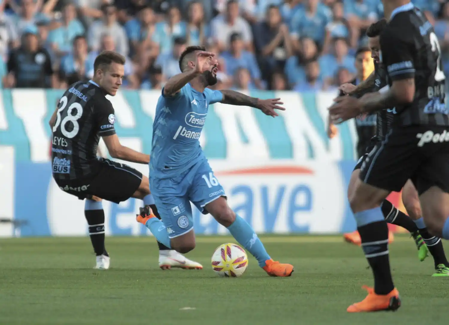 Atlético ganó en Córdoba y se acercó al puntero