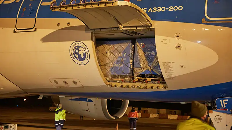 Un nuevo vuelo de Aerolíneas Argentinas partió en busca de vacunas Sputnik V