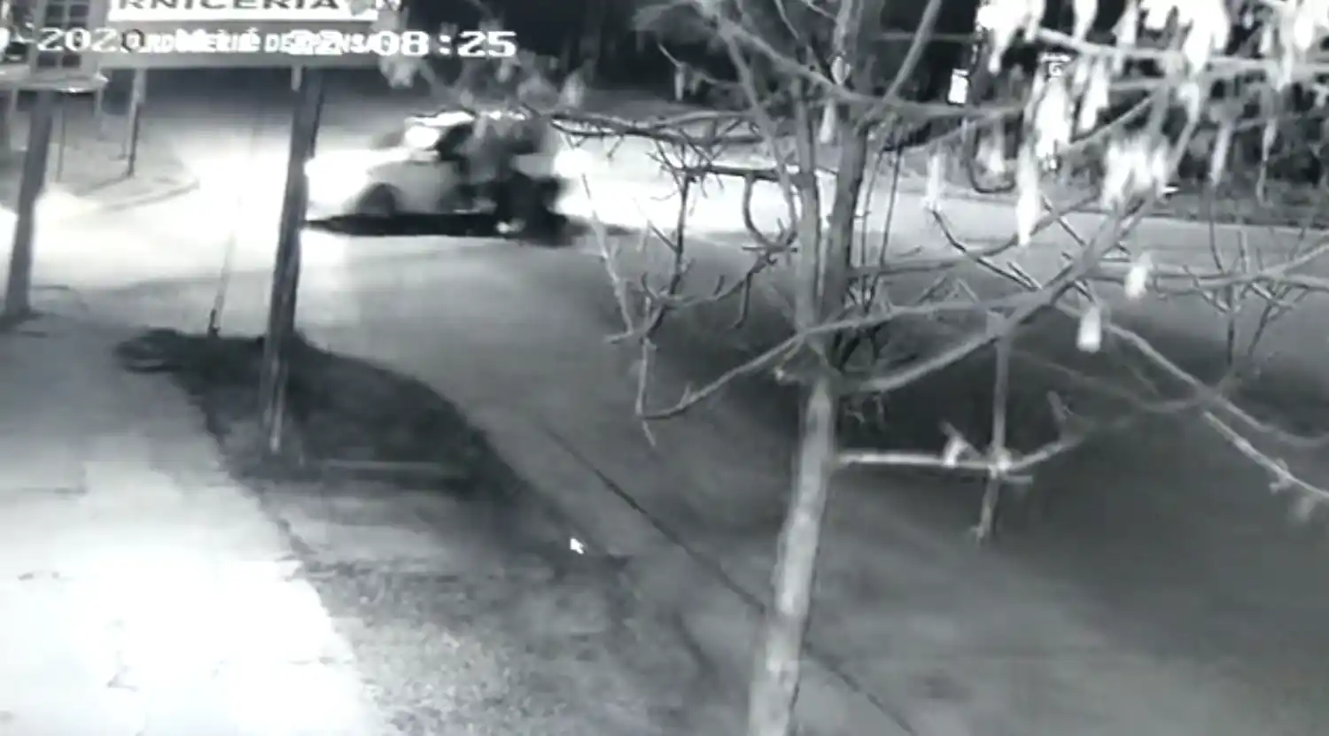 Cruzó en rojo e impactó a gran velocidad contra un auto: terminó en el hospital