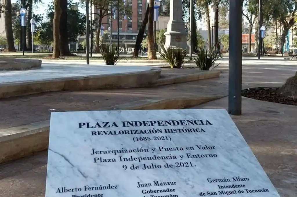 Insólito error ortográfico en la placa de una plaza en Tucumán