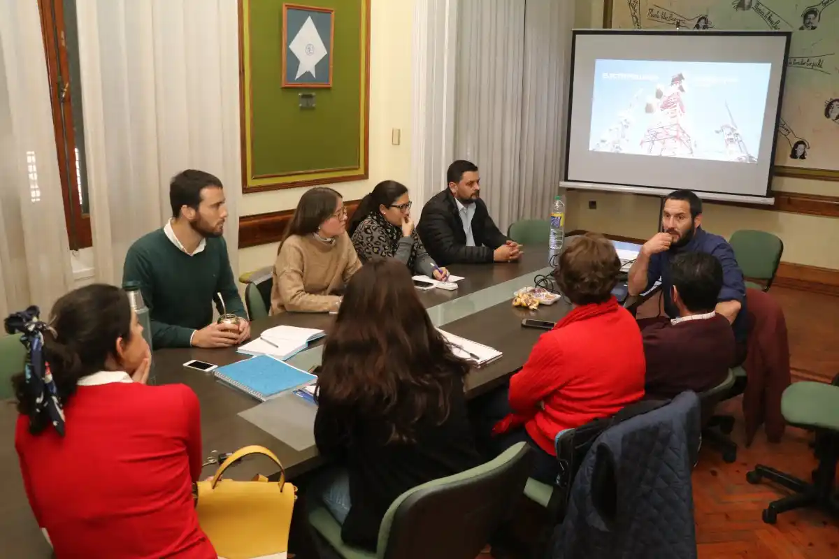 Un bioingeniero explicó las implicancias en la salud de las antenas de celulares
