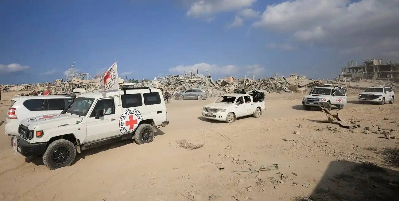 La Cruz Roja transporta el cuerpo del soldado israelí Hadar Goldin, según informes, un día después de que fuera encontrado bajo los escombros de viviendas palestinas en Deir al Balah. Foto: REUTERS / Dawoud Abu Alkas.