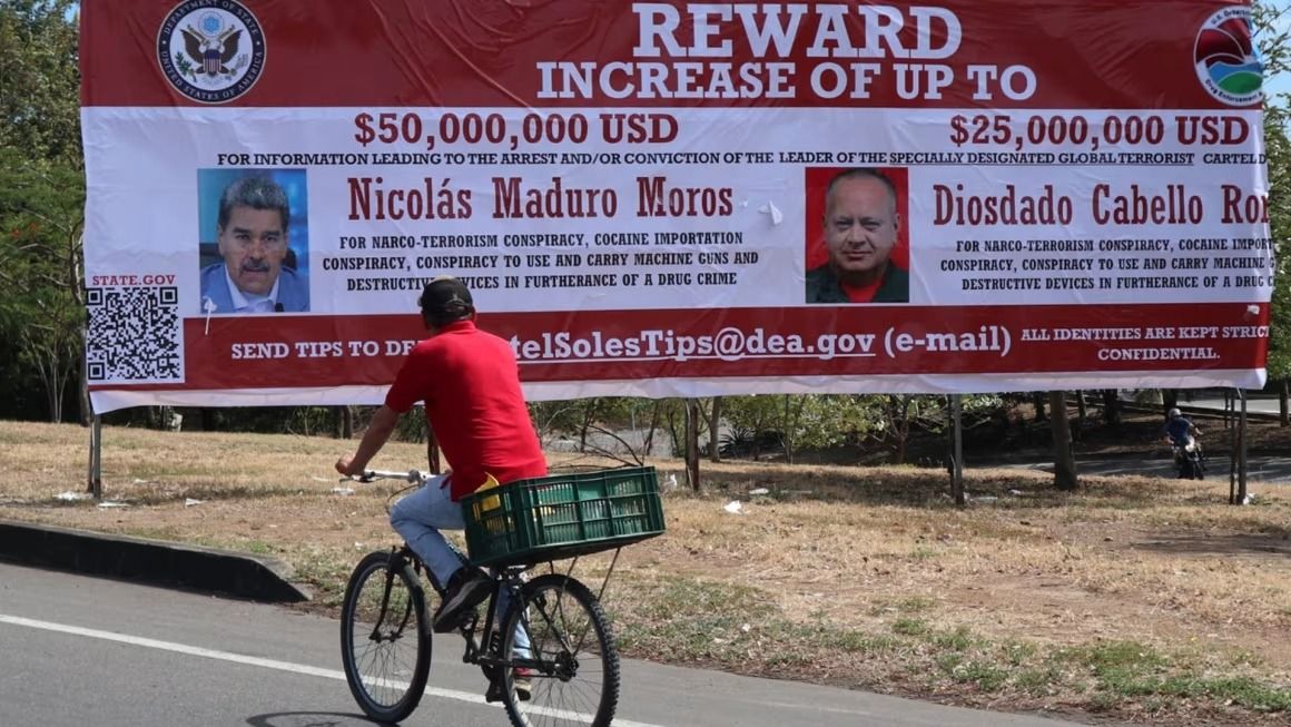 Activistas desplegaron pancartas con la oferta millonaria de Washington para detener a Nicolás Maduro y Diosdado Cabello. (Foto: CNN)