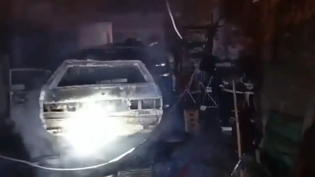 Un auto se incendió en una cochera de Rafaela durante la madrugada