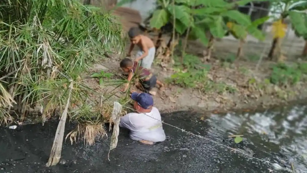 ¡NO TODO ESTÁ PERDIDO! HEROICO estudiante de la UNES salva a niño que se ahogaba en una cloaca