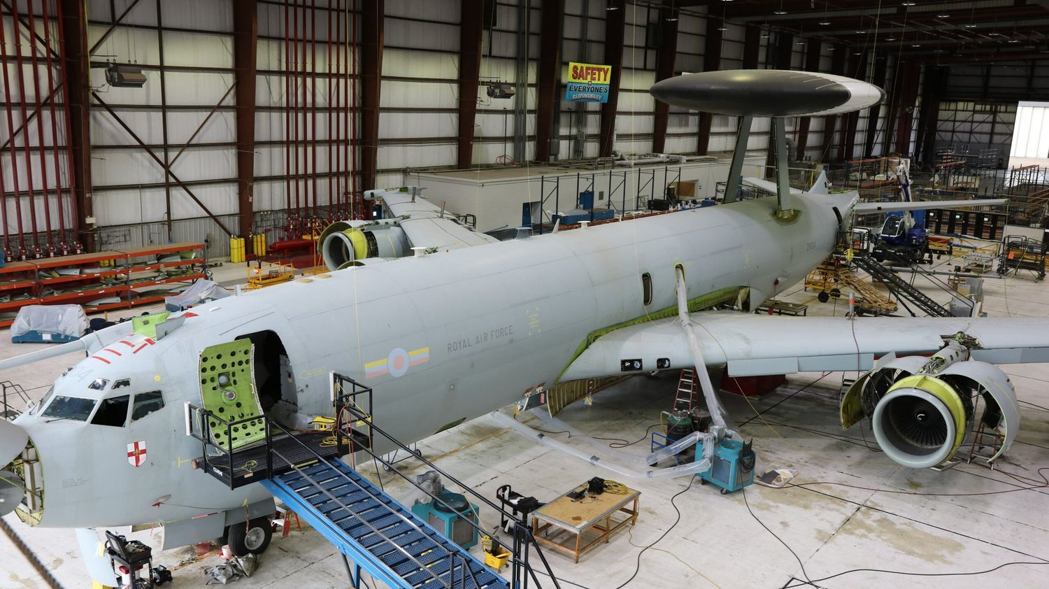 La US Navy está modificando un E-3D ex RAF en un E-6B para entrenamiento