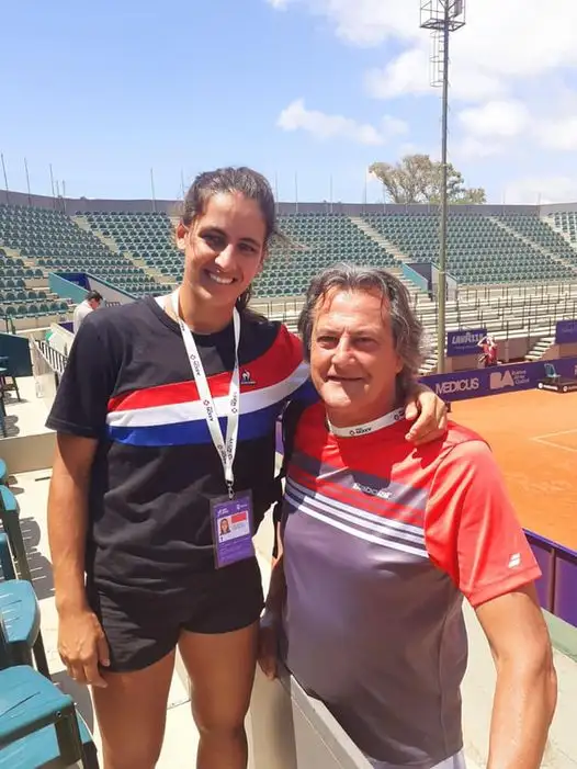 Carlé y su formador Mario Bravo, en las tribunas del Buenos Aires Lawn Tennis Club.