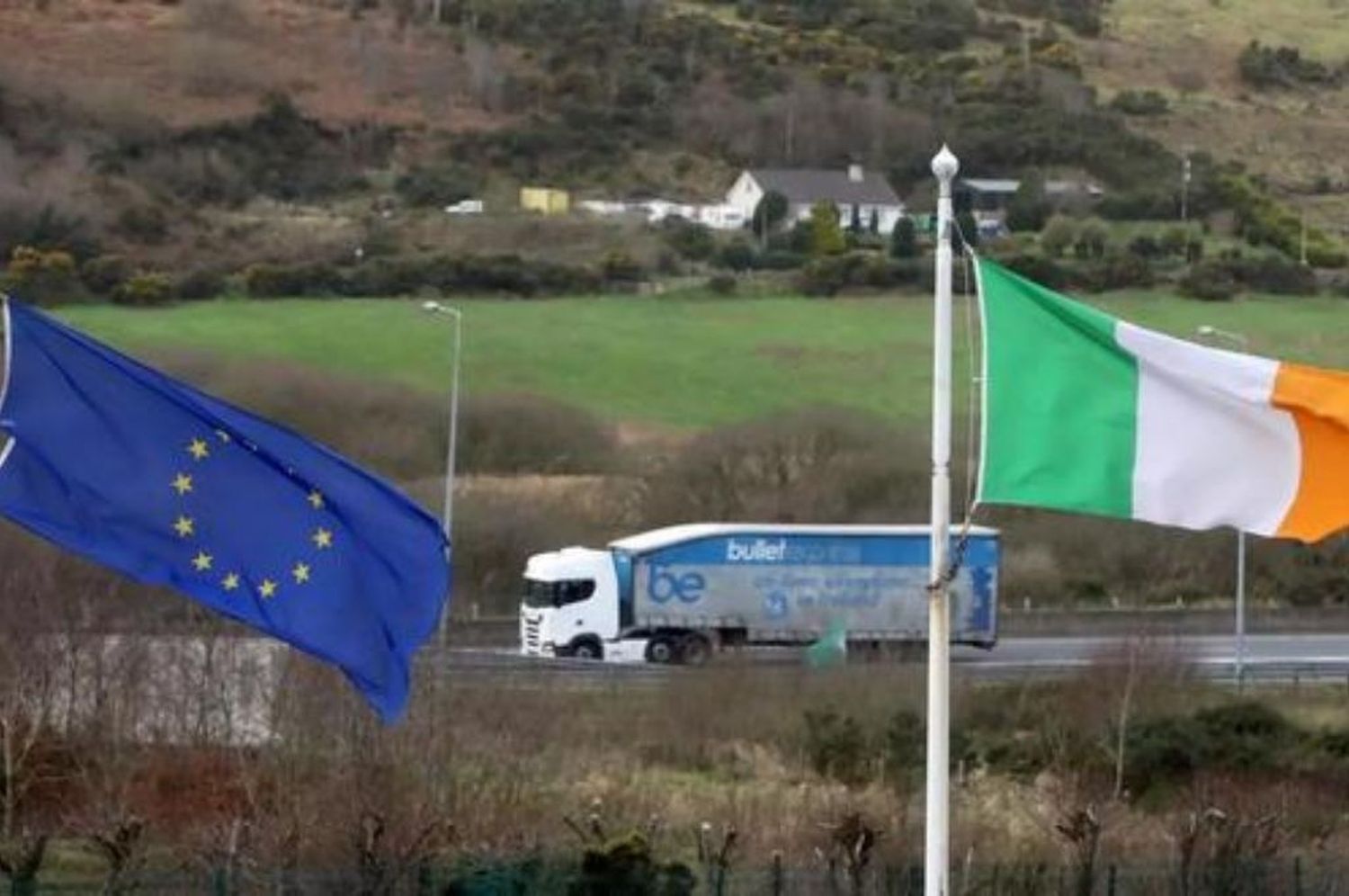 Suspenden controles aduaneros posbrexit en Irlanda del Norte