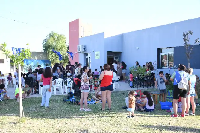 Alegre y concurrido encuentro navideño en el barrio San Cayetano